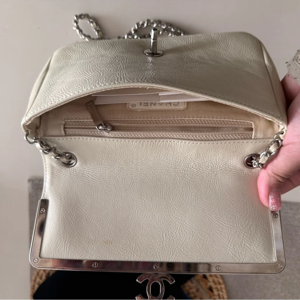 CHANEL Ivory Textured Clutch with Silver Chain - Picture 3 of 4